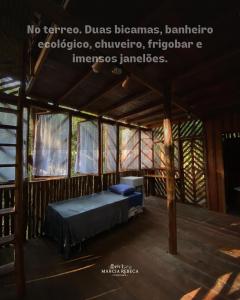 1 dormitorio con 1 cama en una habitación con ventanas en Refúgio Samauma, en Manaus