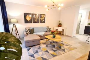 uma sala de estar com um sofá e uma mesa em Anavai apartment em Papeete