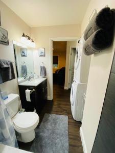 y baño con aseo y lavamanos. en Beautiful 2 bedroom 1 bath apartment with private garage en Anchorage