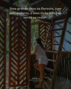 Eine Frau, die auf einer Treppe in einem Baumhaus sitzt in der Unterkunft Refúgio Samauma in Manaus
