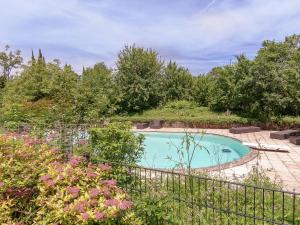 une piscine dans un jardin avec une clôture dans l'établissement Family house in a fairytale hamlet with a beautiful swimming pool, à Falcou