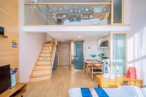 Habitación pequeña con cama y escalera. en July Apartment en Hangzhou