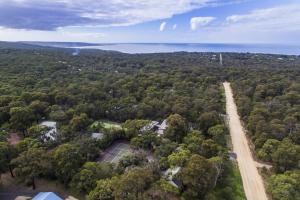 una vista aerea di una strada nel mezzo di una foresta di Split Point Cottages ad Aireys Inlet