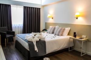 Cama ou camas em um quarto em Hotel Black Tulip - Porto Gaia mais 37 fotos