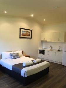 Cucina o angolo cottura di Emerald Explorers Inn