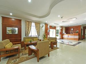 ein großes Wohnzimmer mit Stühlen und einem Tisch in der Unterkunft Super OYO Capital O 90434 Marmoris House in Kuala Terengganu