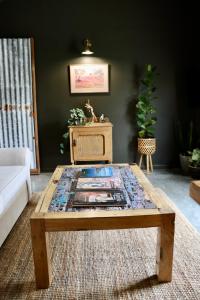 uma mesa de café em madeira numa sala de estar em EcoLuxe em Dunsborough