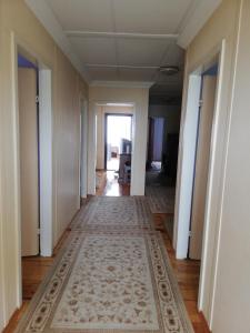 an empty hallway in a house with a rug at Aydınlar yayla evi in Çarşıbaşı