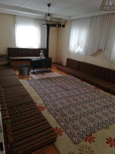 a living room with a large rug on the floor at Aydınlar yayla evi in Çarşıbaşı