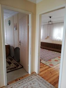 an open door into a room with a living room at Aydınlar yayla evi in Çarşıbaşı