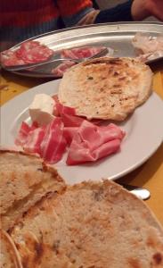 um prato de comida com pão e carne numa mesa em Toscana Made in Love em Massa