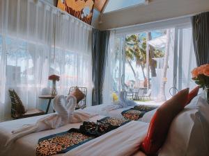 um quarto com 3 camas e vista para o oceano em Banjert Villa Beach@สิชล em Ban Plai Thon