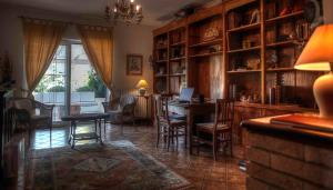 - un salon avec une table, des chaises et un bureau dans l'établissement Sarkeep, à Luogosano
