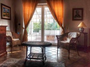 - un salon avec des chaises, une table et une fenêtre dans l'établissement Sarkeep, à Luogosano