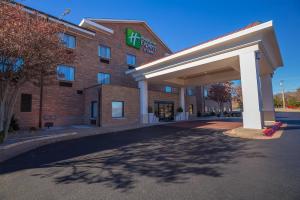 een hotel met een tankstation ervoor bij Holiday Inn Express Hotel & Suites Edmond, an IHG Hotel in Edmond