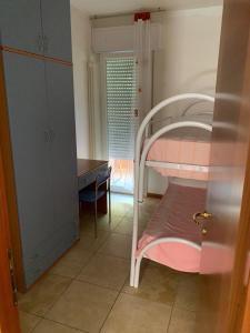 卡托利卡的住宿－Via Modena，一间卧室配有一张双层床、一张桌子和一张床