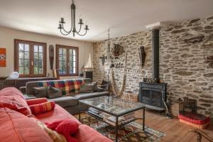 salon z kanapą i kominkiem w obiekcie Pour des vacances en famille à Sarzeau w mieście Sarzeau