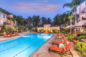 uma piscina num hotel com cadeiras e um resort em Irvine 2Bedroom 2 Bathroom Apartment with Kitchen Pool gym em Irvine