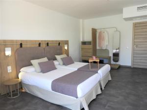 Łóżko lub łóżka w pokoju w obiekcie Apartamentos Santa Rosa