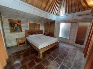 1 dormitorio con 1 cama en una habitación en Segara Urip, en Negara