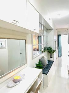 Khu vực ghế ngồi tại Studio Apartment with pool and gym by The Cusicks