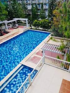 una vista aérea de una gran piscina en Studio Apartment with pool and gym by The Cusicks, en Davao City