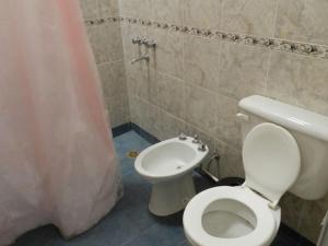 La salle de bains est pourvue de toilettes et d'un bidet. dans l'établissement Duplex de la Virgen, à Mina Clavero