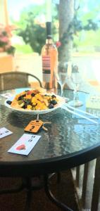 un plato de fruta en una mesa con una botella de salsa en Rose & Water Guest house, en Pavel Banya