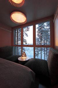 una camera con un letto e una grande finestra di Treehotel a Harads