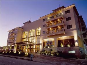 a large white building with lights on at Studio no Jurerê Beach Village - Pé na areia in Florianópolis