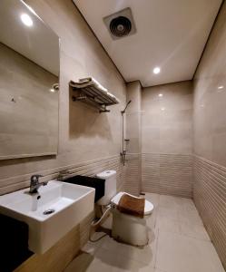 a bathroom with a sink and a toilet at Hotel Sampurna Cirebon in Cirebon