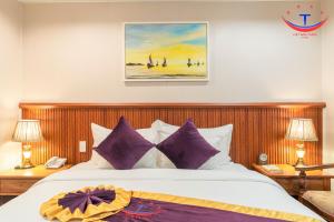 Giường trong phòng chung tại Vietnam Taste Hotel Quy Nhon - Beachfront