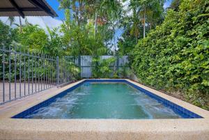 een klein zwembad met een hek en bomen bij Lush Home in Trendy Parap with Private Pool in Parap