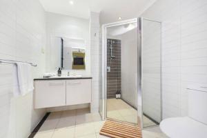 Ένα μπάνιο στο Artistic City Escape with Balcony and Parking +11 φωτογραφίες