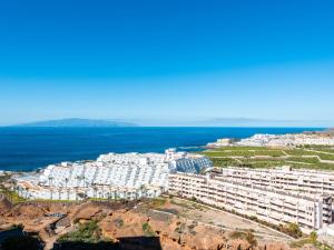 アデへにある1409 Luxury Paraiso sea viewの海上リゾートの空中ビュー