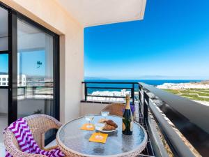 アデへにある1409 Luxury Paraiso sea viewのテーブル(ボトルワイン1本、グラス付)