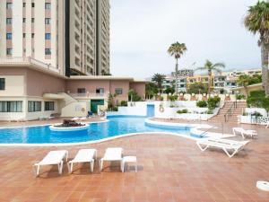 アデへにある1409 Luxury Paraiso sea viewのリゾートのプールの景色を望めます。
