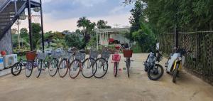 巴位的住宿－MOMIZI INN，停在围栏旁边的一群自行车
