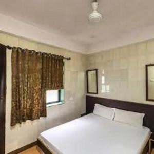 Hotel Geetanjali St Bus Stand Panvel客房内的一张或多张床位