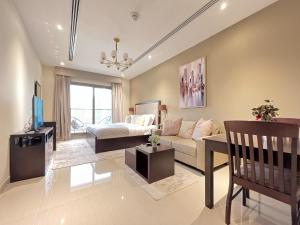 - un salon avec un canapé et une table dans l'établissement Trophy - Downtown Scape Views Suite, à Dubaï
