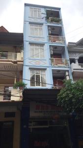 un edificio alto de color azul con ventanas y balcones en Nhà nghỉ Thủy Mười - Bắc Kạn City, en Bak Kan