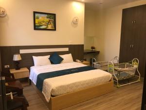 1 dormitorio con 1 cama en una habitación en Noi Bai Boutique Hotel en Hanói