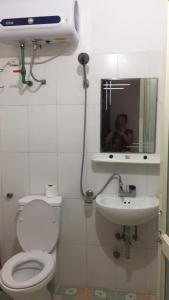 ein Bad mit einem WC und einem Waschbecken in der Unterkunft Nhà nghỉ Thủy Mười - Bắc Kạn City in Bak Kan