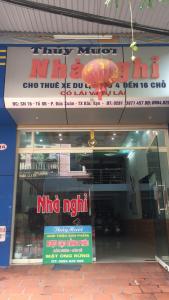 uma loja com uma placa na frente em Nhà nghỉ Thủy Mười - Bắc Kạn City em Bak Kan