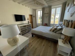 een slaapkamer met een bed en 2 tafels met lampen bij Aurefees in Ellon