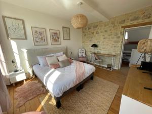 een slaapkamer met een bed met kussens erop bij Aurefees in Ellon