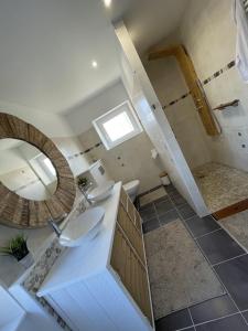 een badkamer met een wastafel en een spiegel bij Aurefees in Ellon