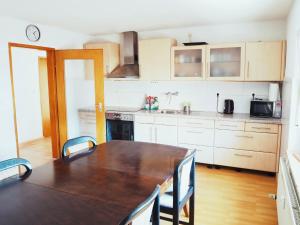 a kitchen with a wooden table and a dining room at Villa Natur Ferienwohnung & Monteurwohnung in Mühlhausen