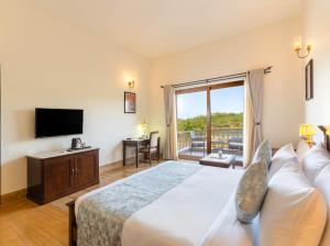 Sarasiruham Resort - Private Pool Villa in Udaipur的电视和/或娱乐中心