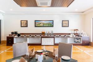 Sarasiruham Resort - Private Pool Villa in Udaipur的厨房或小厨房